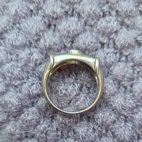 Elegant Silver Ring with Crystal Accent - Picture 3 of 9